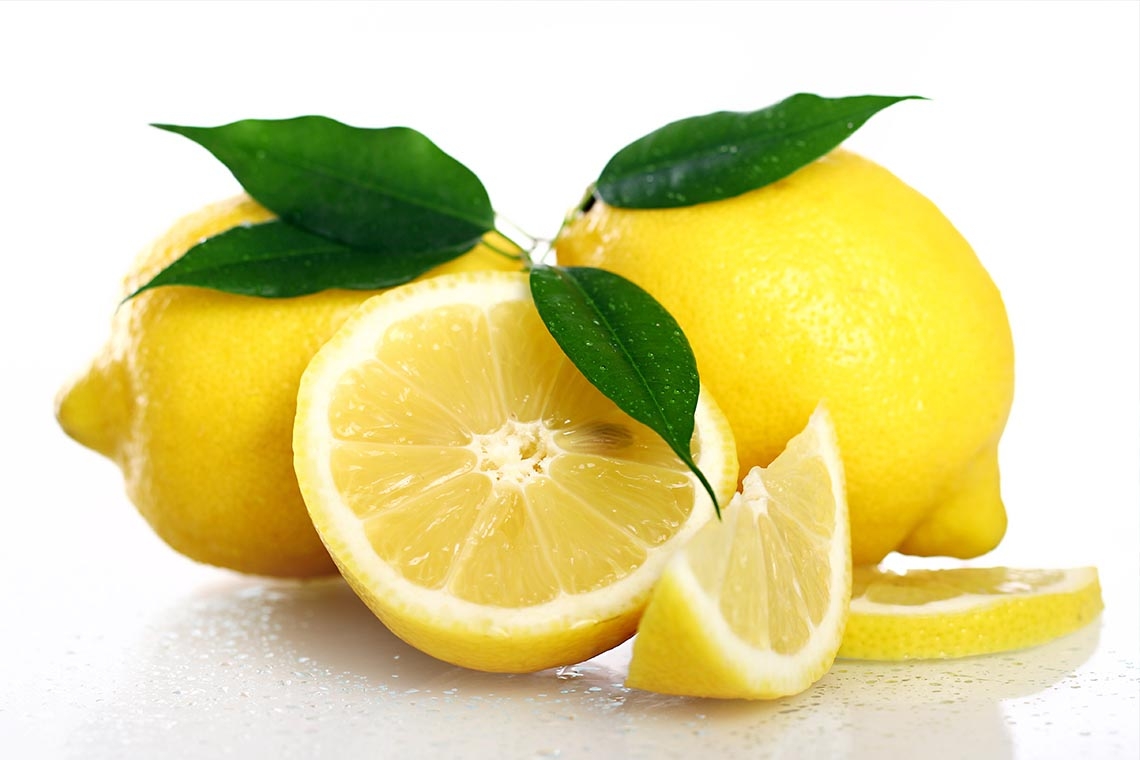 Peau grasse : le citron à la rescousse !